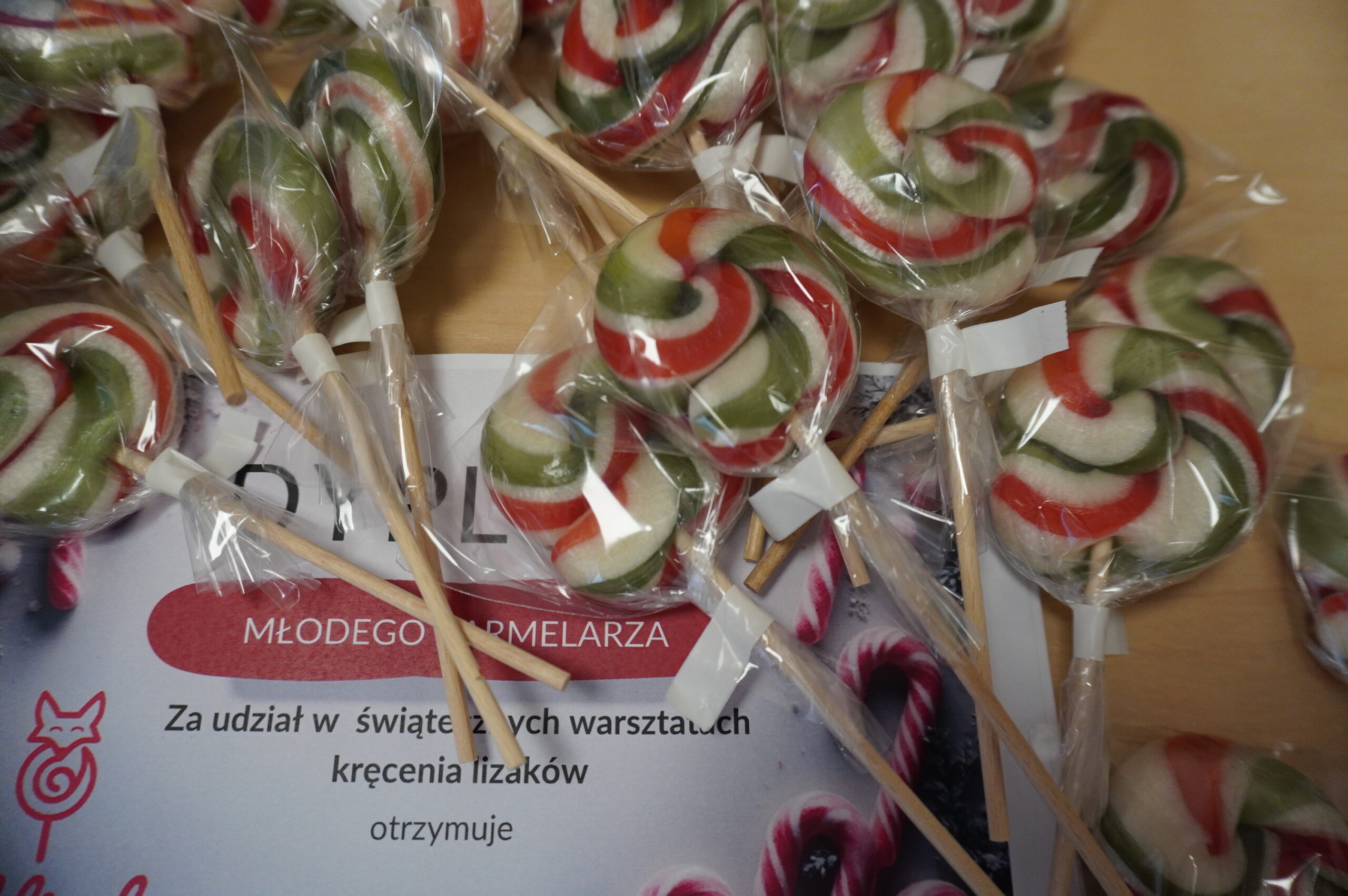 You are currently viewing ŚWIĄTECZNE WARSZTATY KRĘCENIA LIZAKÓW