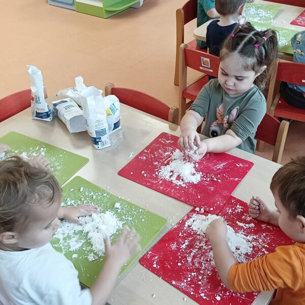 ZABAWY SENSORYCZNE MALUSZKÓW