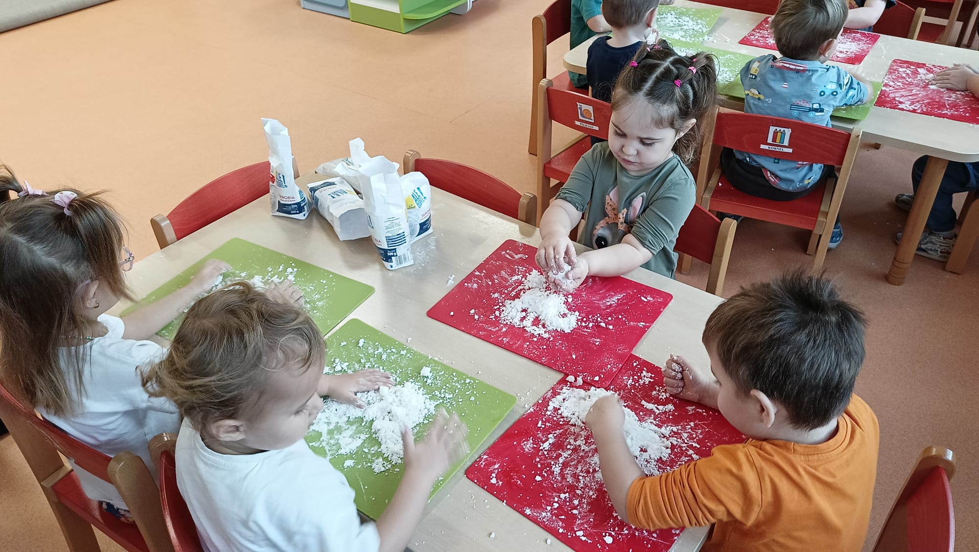 You are currently viewing ZABAWY SENSORYCZNE MALUSZKÓW