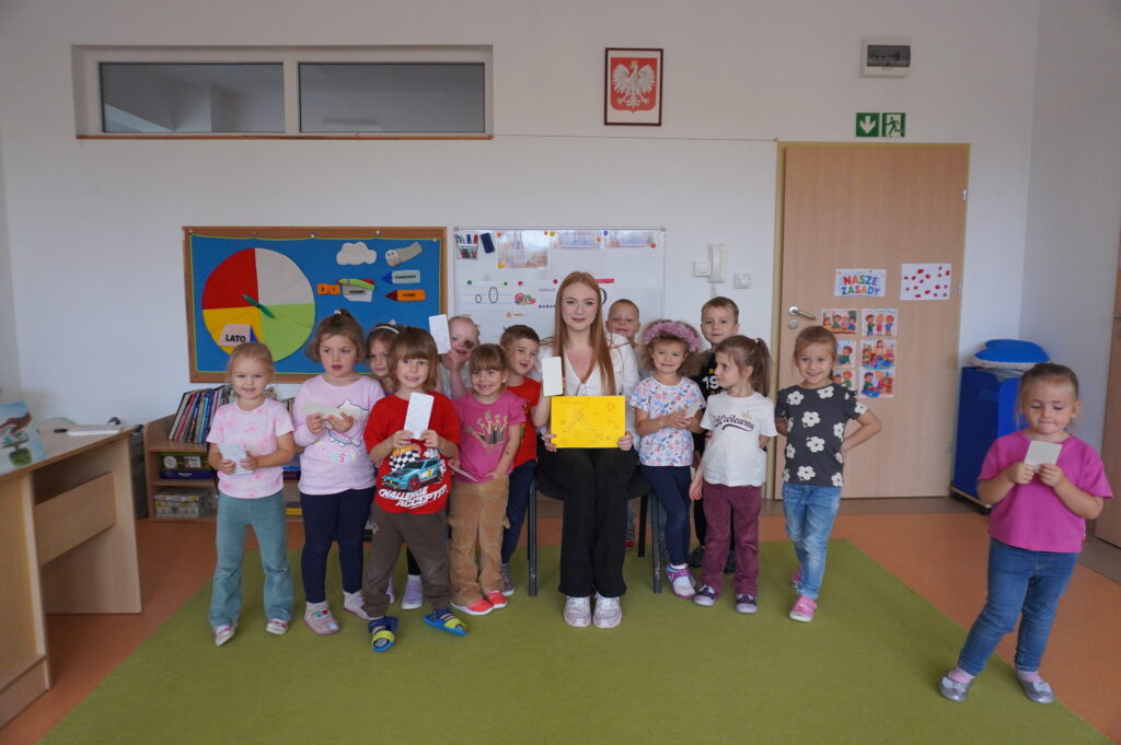 Mama Lili odwiedza grupę Iskierki w ramach akcji „Mamo, tato poczytaj mi proszę”